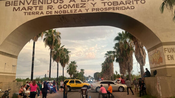 Cajeme: Habitantes de la Marte R. Gómez y Tobarito bloquean calle Fresno por constantes apagones de CFE