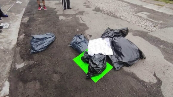 Hallan restos humanos embolsados y narcomensajes en Edomex; fueron abandonados en la vía pública