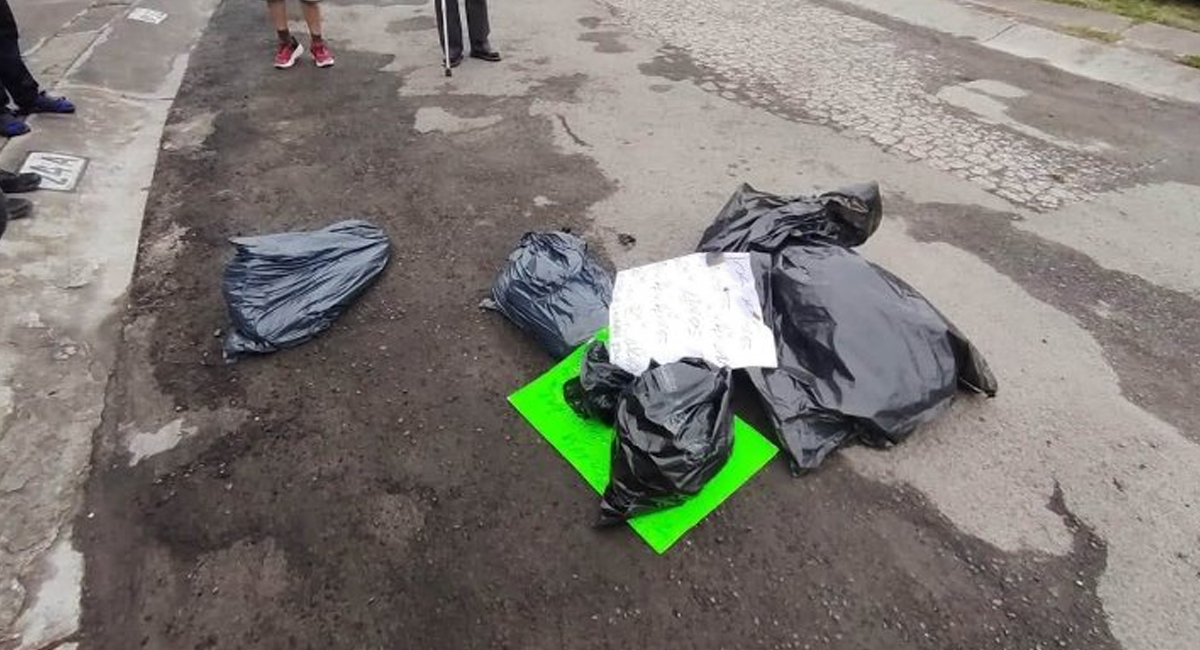 Hallan restos humanos embolsados y narcomensajes en Edomex; fueron abandonados en la vía pública