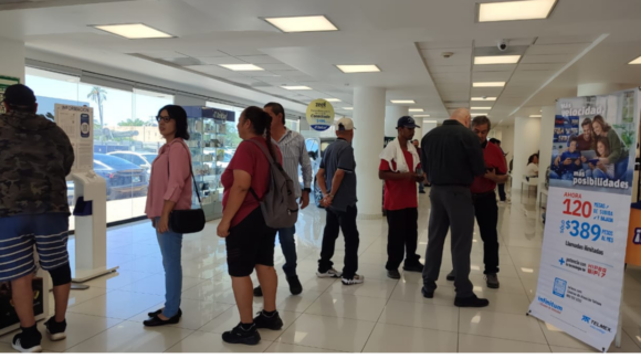 Filas de hasta 3 horas en centros de telefonía de Hermosillo; usuarios buscan recuperar líneas suspendidas