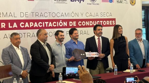 Icatson recibe tractocamión de Canacar para impulsar la formación de operadores en Sonora