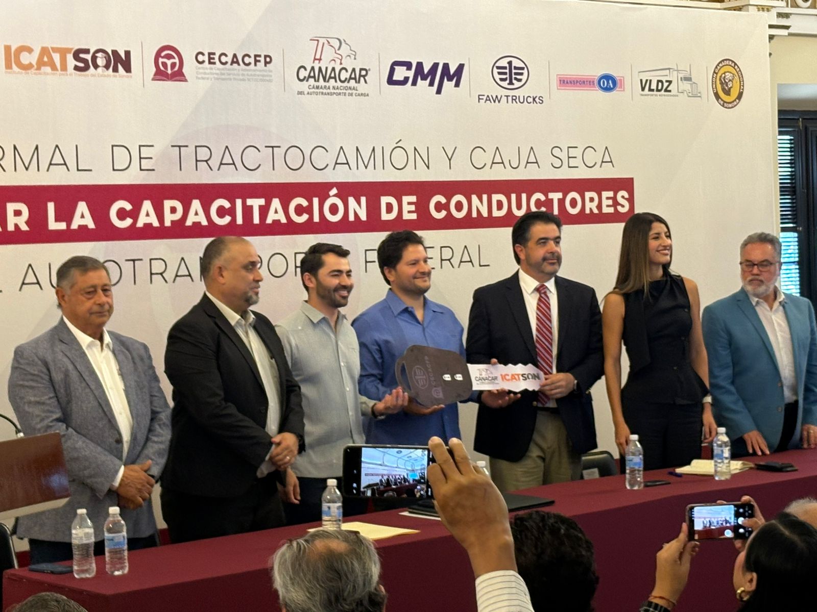 Icatson recibe tractocamión de Canacar para impulsar la formación de operadores en Sonora