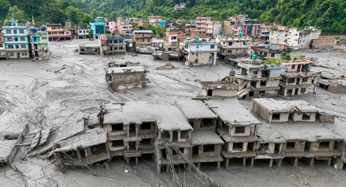 Inundaciones en Nepal dejan 939 muertos; rescatistas buscan sobrevivientes atrapados en túneles