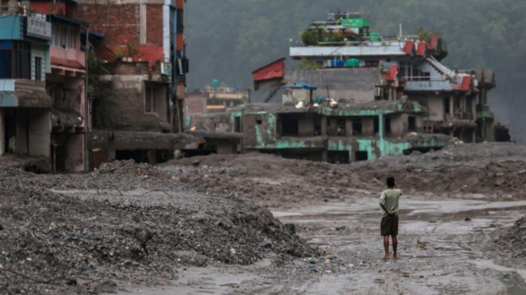 Inundaciones en Nepal dejan 939 muertos; rescatistas buscan sobrevivientes atrapados en túneles
