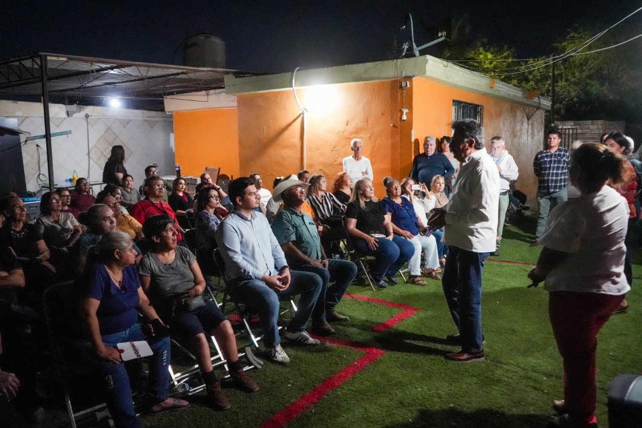 Javier Lamarque dialoga con familias de Palo Verde y destaca la escucha al pueblo