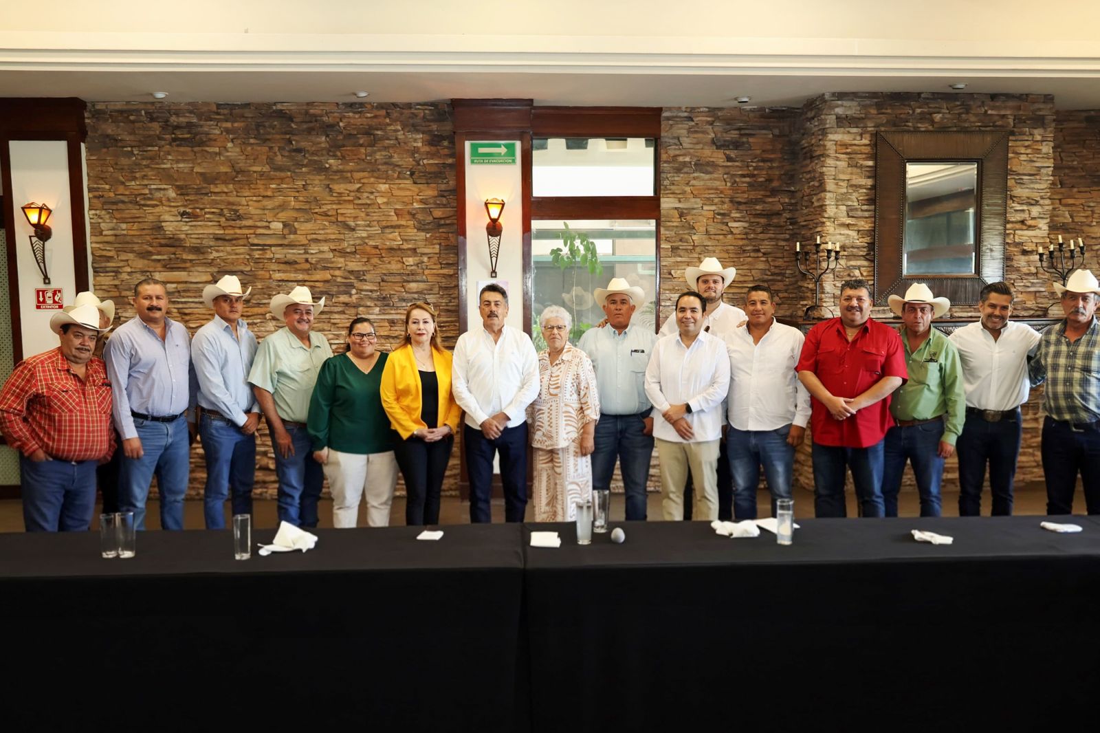 Javier Lamarque reconoce a trabajadores y dialoga con alcaldes de la Sierra sobre el futuro de Sonora
