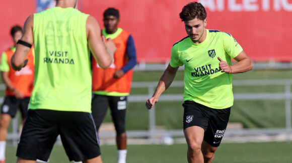 Julián Álvarez vuelve a entrenar con el Atlético de Madrid y apunta a reaparecer ante el Athletic