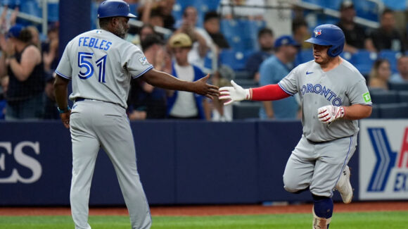 Alejandro Kirk vuele a disparar jonrón; pero los Blue Jays tropiezan ante los Rays