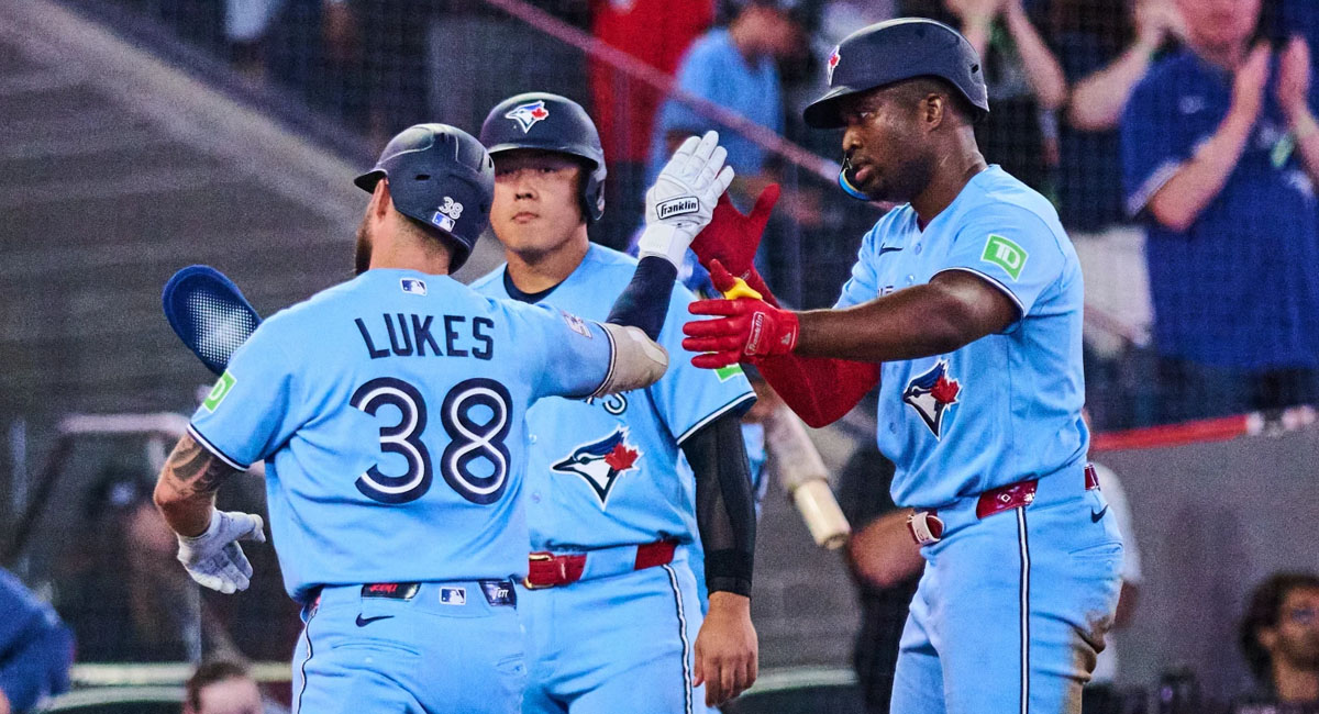 Lukes es recibido en el home plate después de su cuadrangular