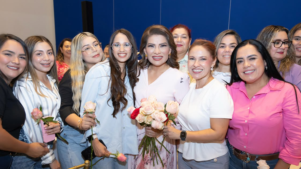 Lorenia Valles tuvo un encuentro con mujeres cajemenses