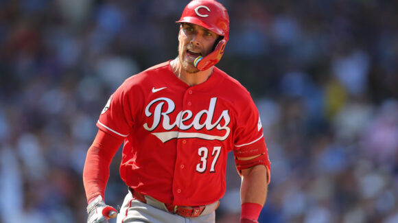 Cincinnati arma remontada de siete carreras ante Cubs y se lleva el primer juego de la serie en Chicago
