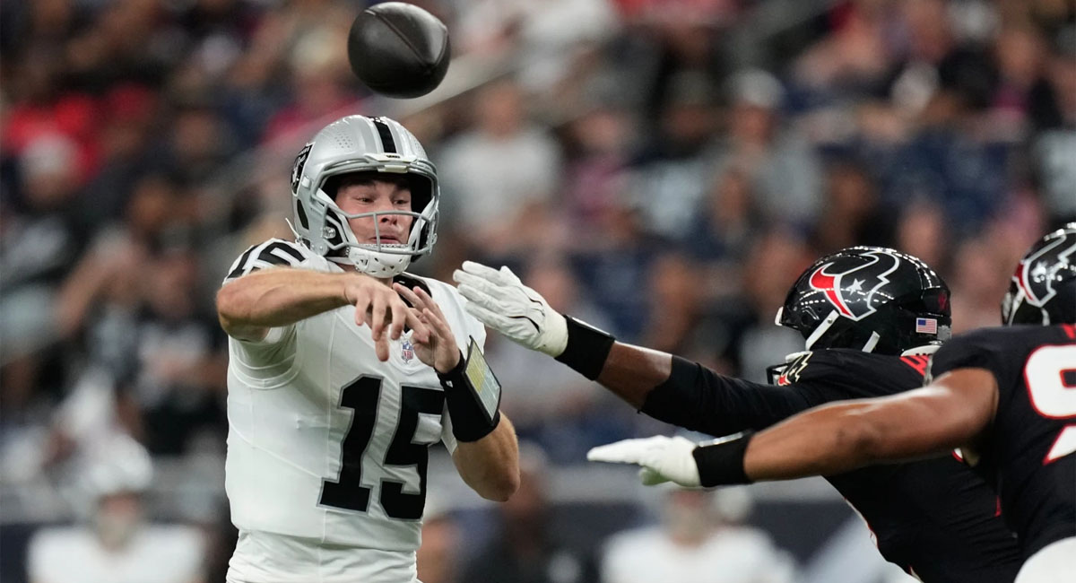 El novato estuvo bajo mucha presión de la defensiva de los Texans