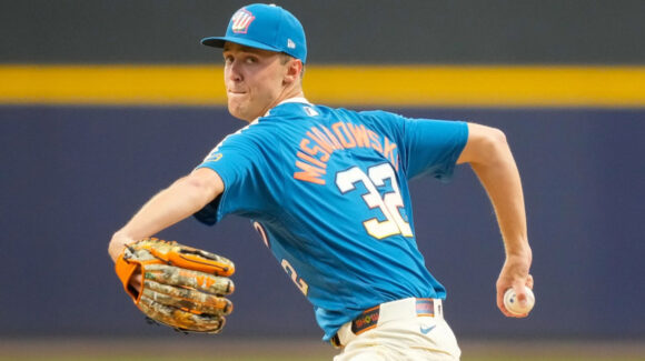 Misiorowski supera a Sale en duelo monticular y Brewers son el primer equipo con 80 victorias