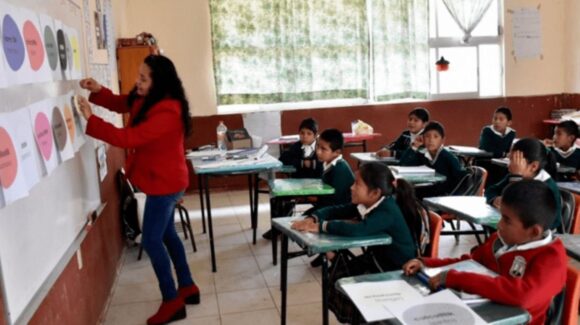 Sheinbaum plantea limitar el uso de celulares y tabletas en las escuelas de México