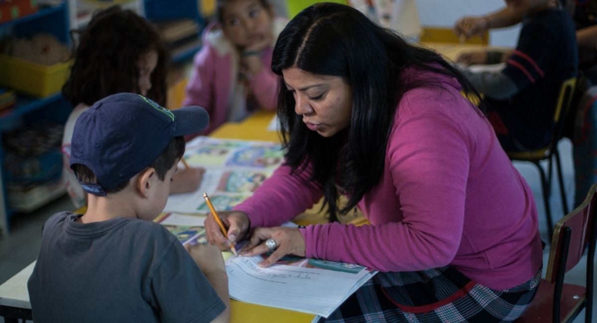 Sheinbaum propone limitar celulares y tabletas en las escuelas