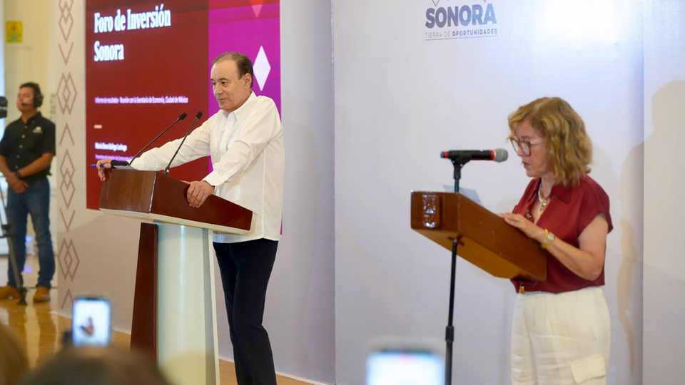 María Elena Gallego acompañando al gobernador en su conferencia de prensa