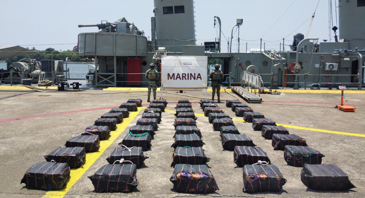 Marina asegura más de 1.6 toneladas de presunta cocaína frente a costas de Michoacán