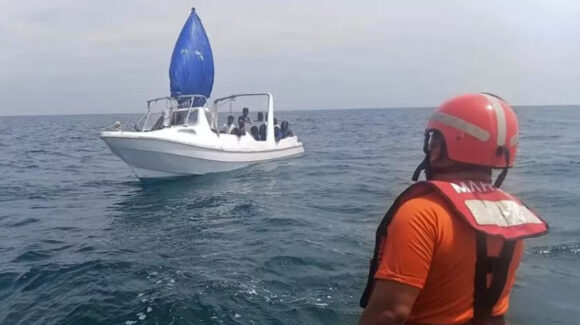 Marina rescata a 16 migrantes cubanos frente a costas mexicanas; tenían varios días a la deriva