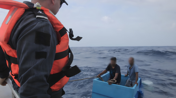 Marina rescata a dos pescadores en Chiapas: Sobrevivieron cinco días a la deriva sobre una hielera