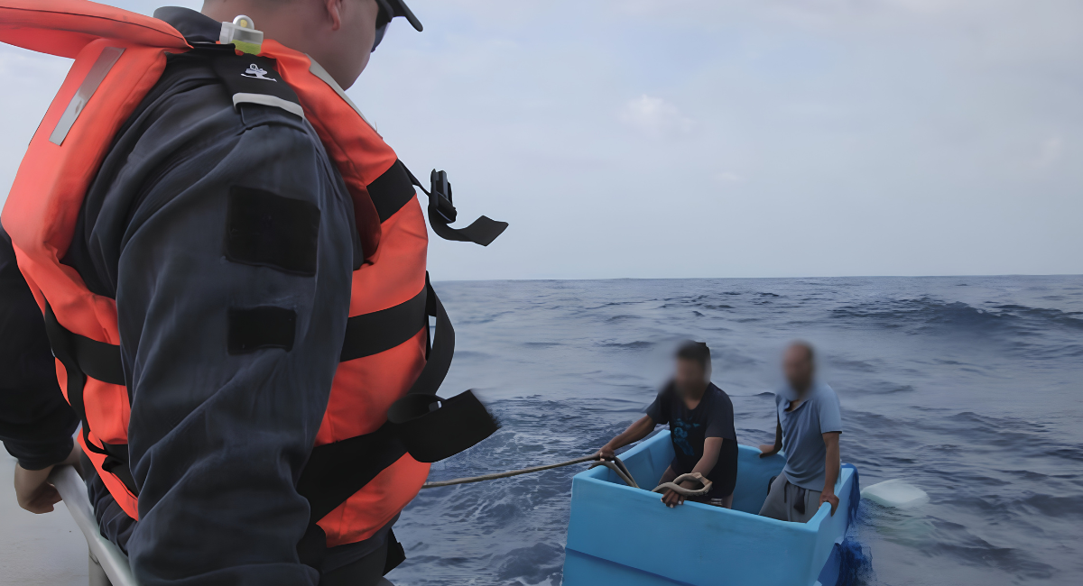 Marina rescata a dos pescadores en Chiapas: Sobrevivieron cinco días a la deriva sobre una hielera