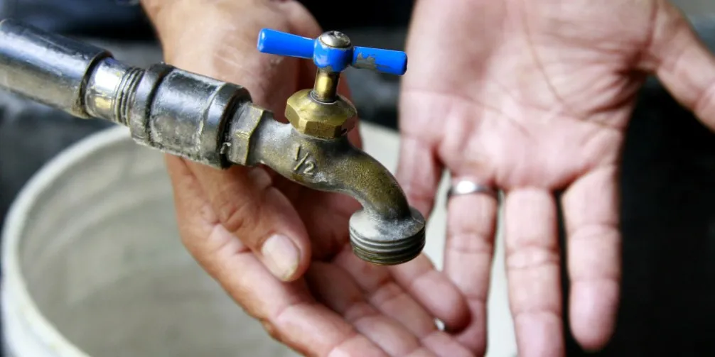 Media ciudad se queda sin agua tras fuerte tormenta en Obregón