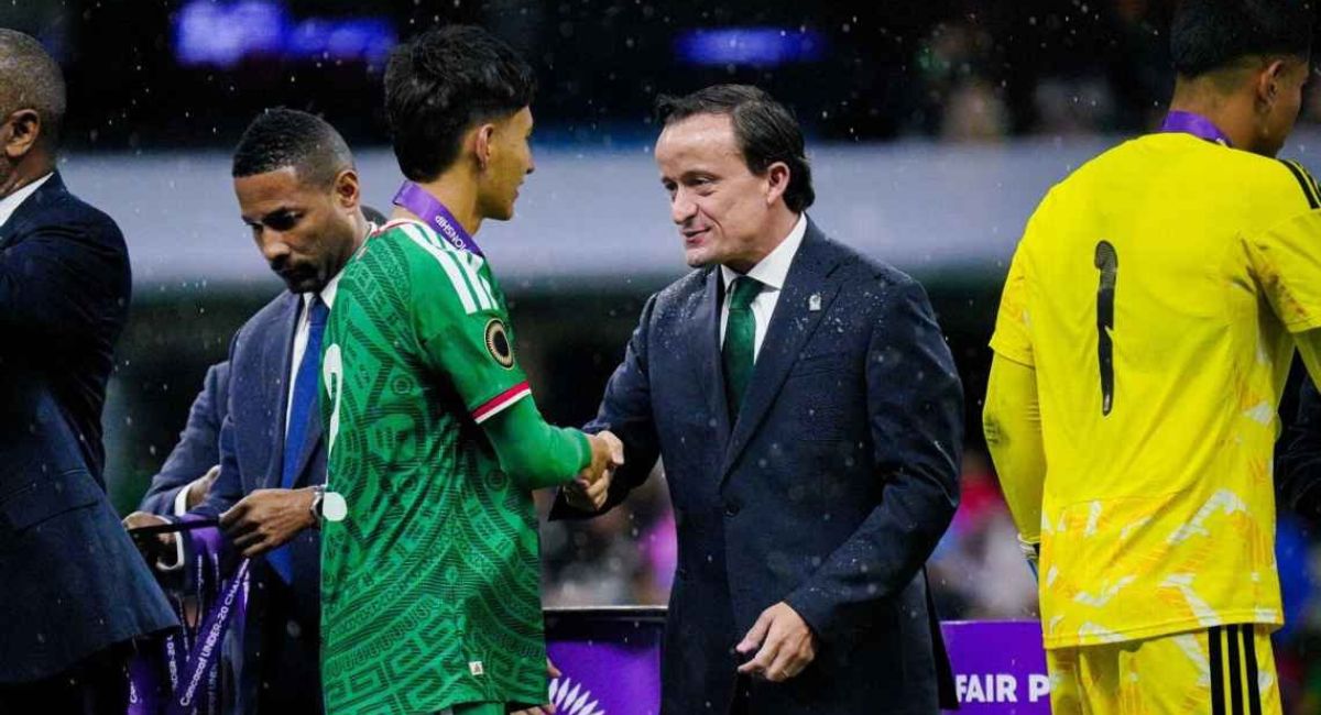 El reclamo de la afición contra Mikel Arriola llega al Estadio Azteca