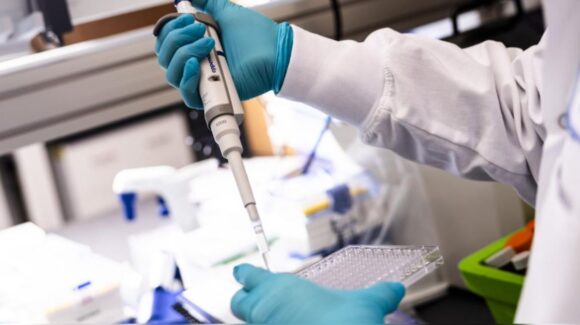 Moderna y Merck reportan éxito en ensayo avanzado de su vacuna contra el melanoma