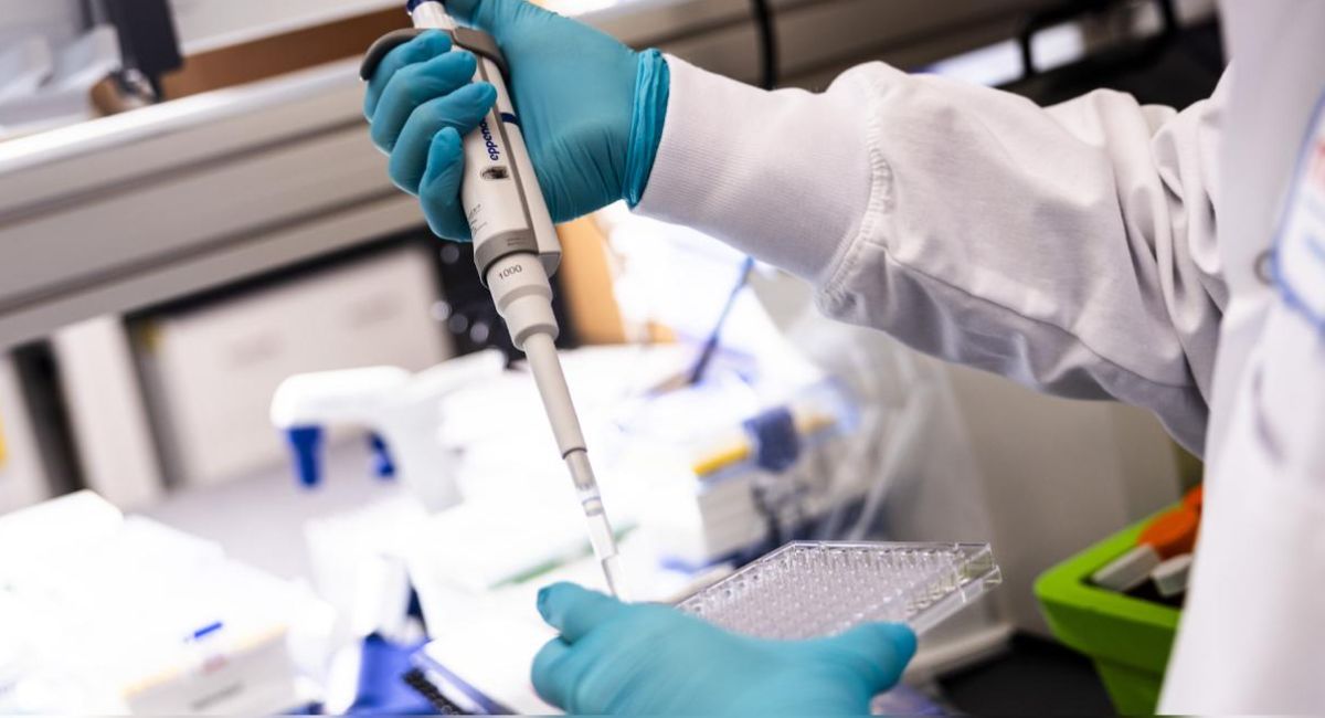 Moderna y Merck reportan éxito en ensayo avanzado de su vacuna contra el melanoma