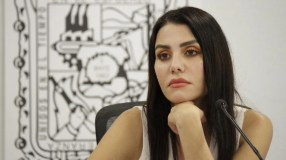 Nay Salvatori anuncia pausa en redes y cancela su podcast tras polémica por comentarios sobre adultos mayores