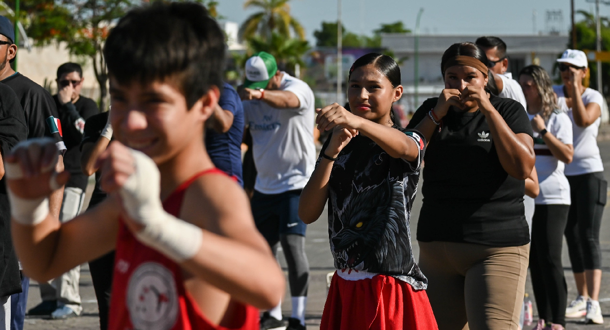 Niñas y niños en Cajeme disfrutando de la Clase Nacional de Boxeo "Puños de Transformación"