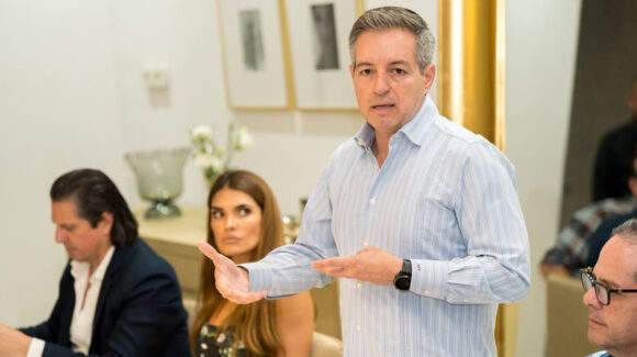 Omar Del Valle Colosio, en todos los frentes: dialoga con empresarios y camina en Hermosillo el mismo día