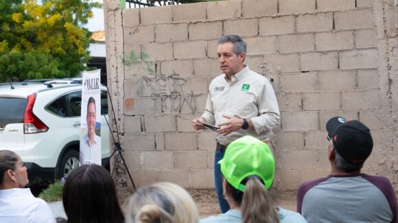 Omar Del Valle Colosio escucha a vecinos de El Cortijo Unison por calles seguras