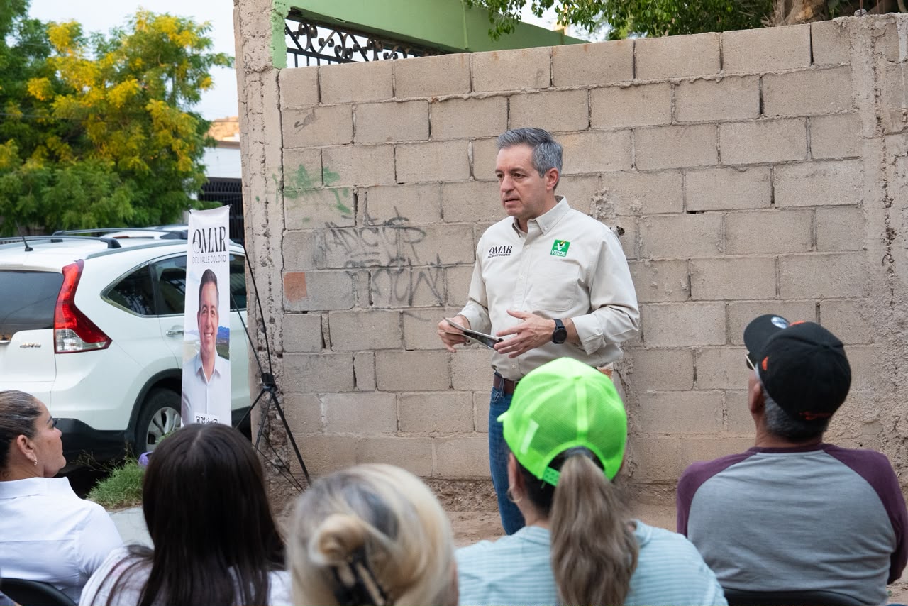 Omar Del Valle Colosio escucha a vecinos de El Cortijo UNISON por calles seguras