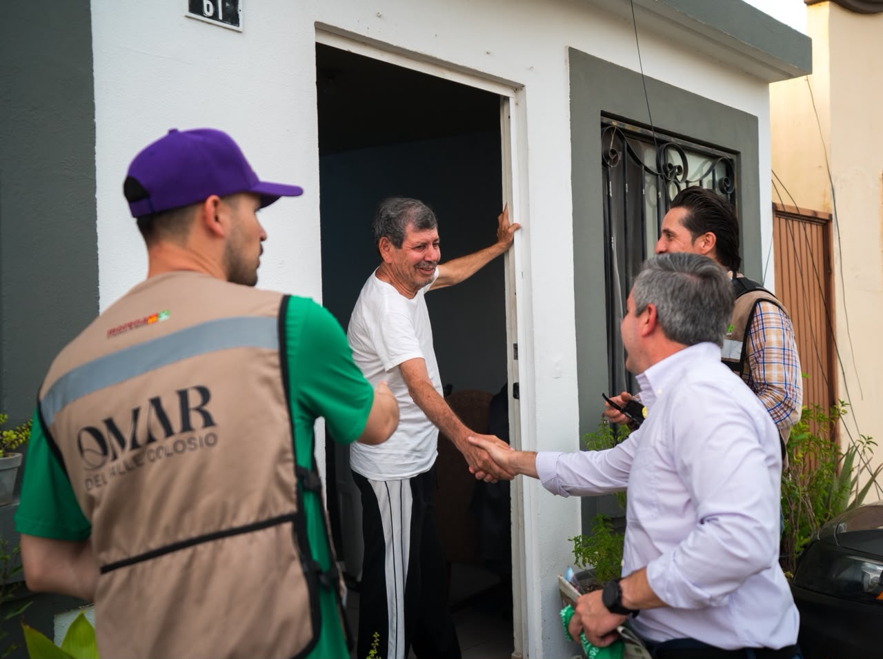 Omar Del Valle Colosio recorre Urbi Villa del Cedro; vecinos priorizan agua, fugas y servicios