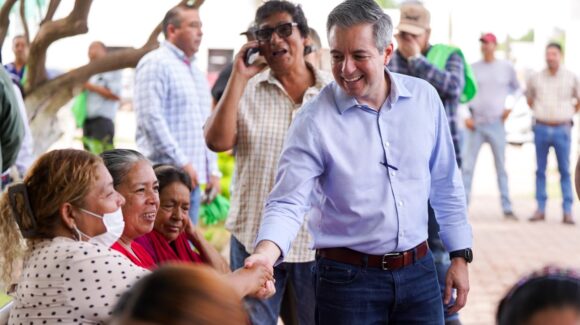 Omar Del Valle Colosio recorre colonias de Hermosillo y atiende causas de Sonora
