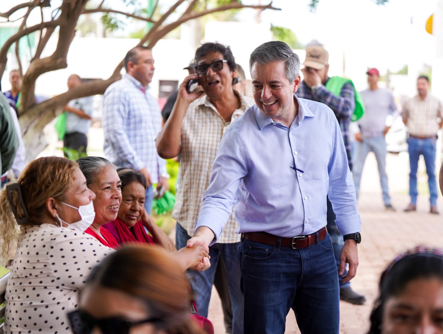 Omar Del Valle Colosio recorre colonias de Hermosillo y atiende causas de Sonora