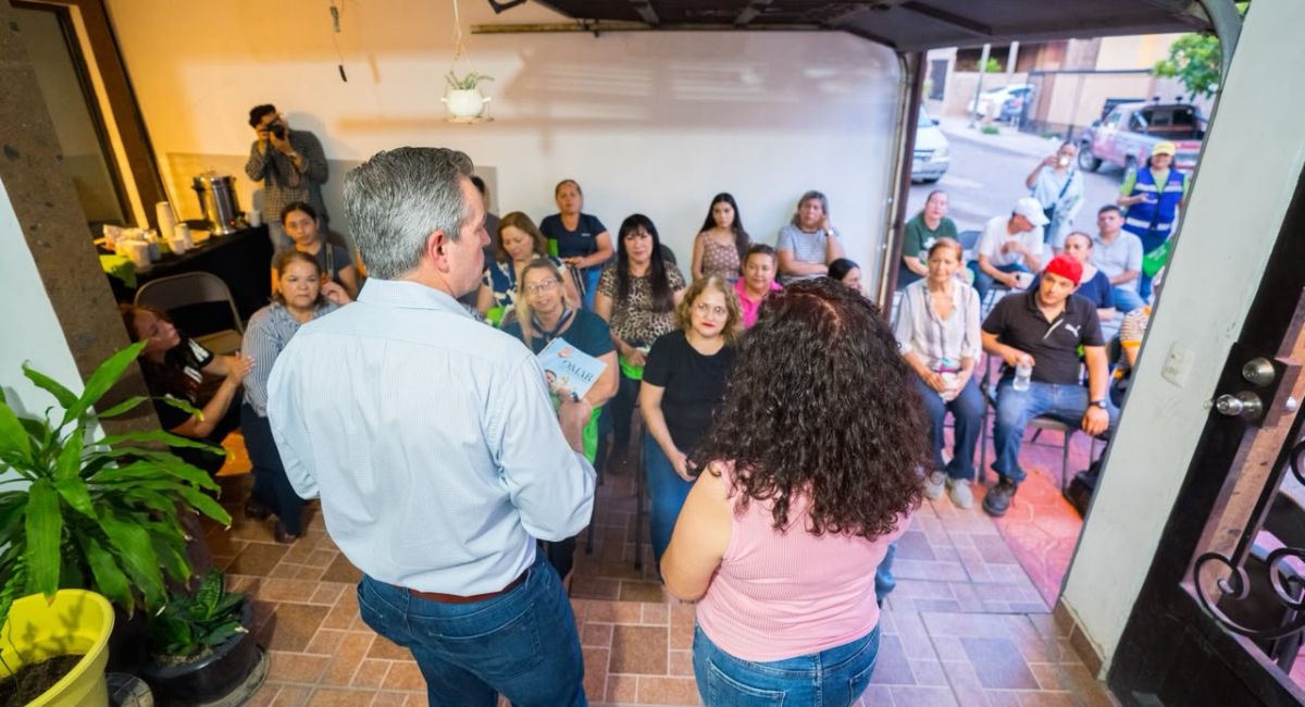 Omar Del Valle Colosio se sienta con los vecinos de Villas Residencial a escuchar de cerca el problema del agua