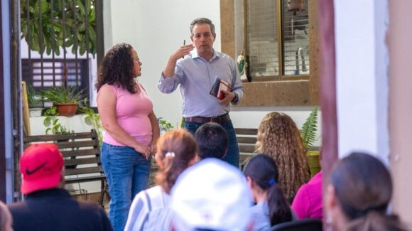 Omar Del Valle Colosio se sienta con los vecinos de Villas Residencial a escuchar de cerca el problema del agua