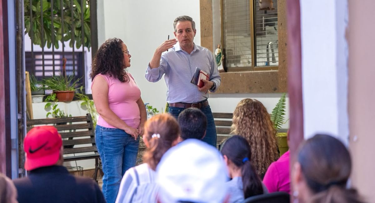 Omar Del Valle Colosio se sienta con los vecinos de Villas Residencial a escuchar de cerca el problema del agua