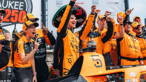 Patricio O’Ward gana en Milwaukee y alcanza a Adrián Fernández como máximo ganador mexicano en IndyCar