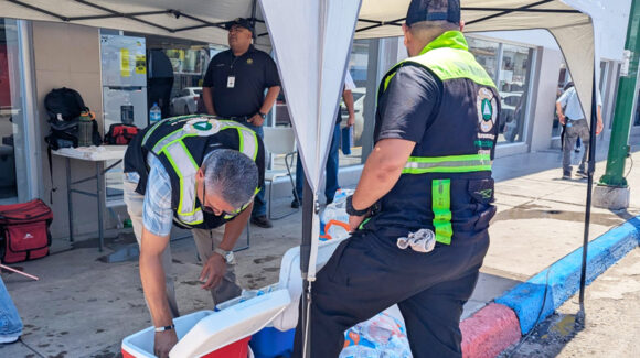 Protección Civil lleva hidratación y chequeos de presión al centro de Cajeme ante el calor