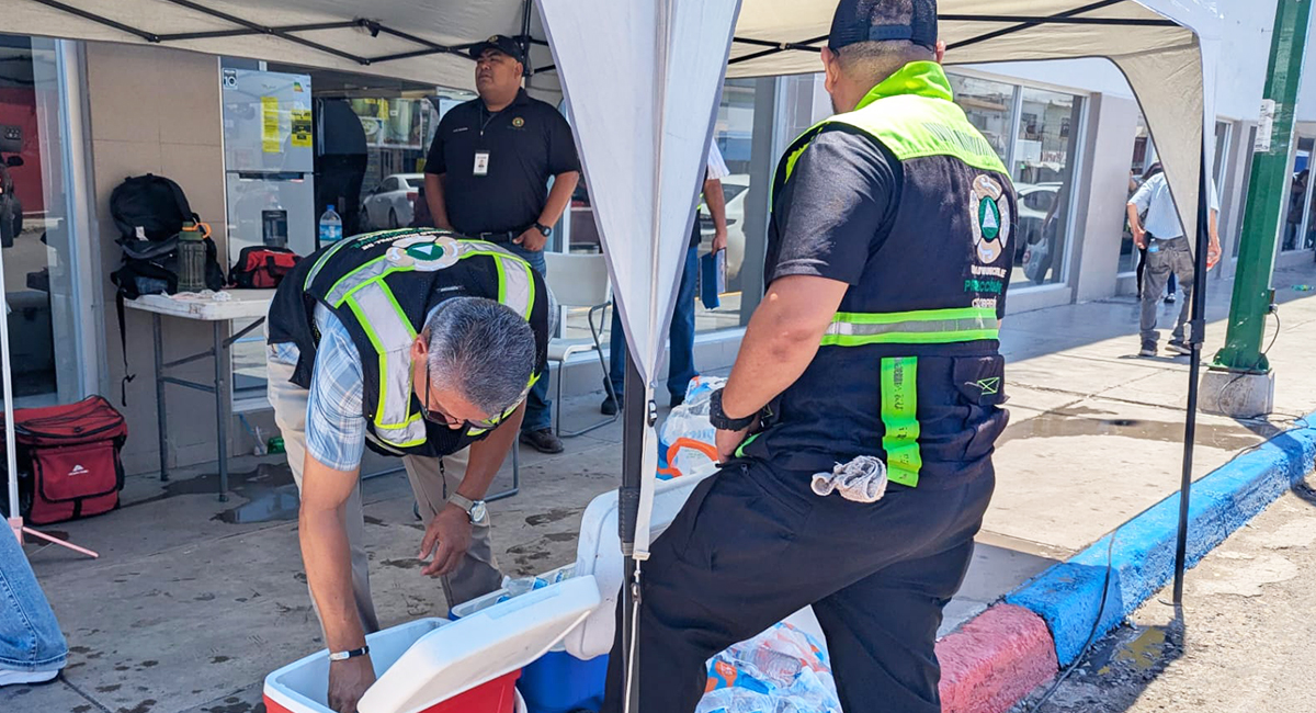 Protección Civil lleva hidratación y chequeos de presión al centro de Cajeme ante el calor