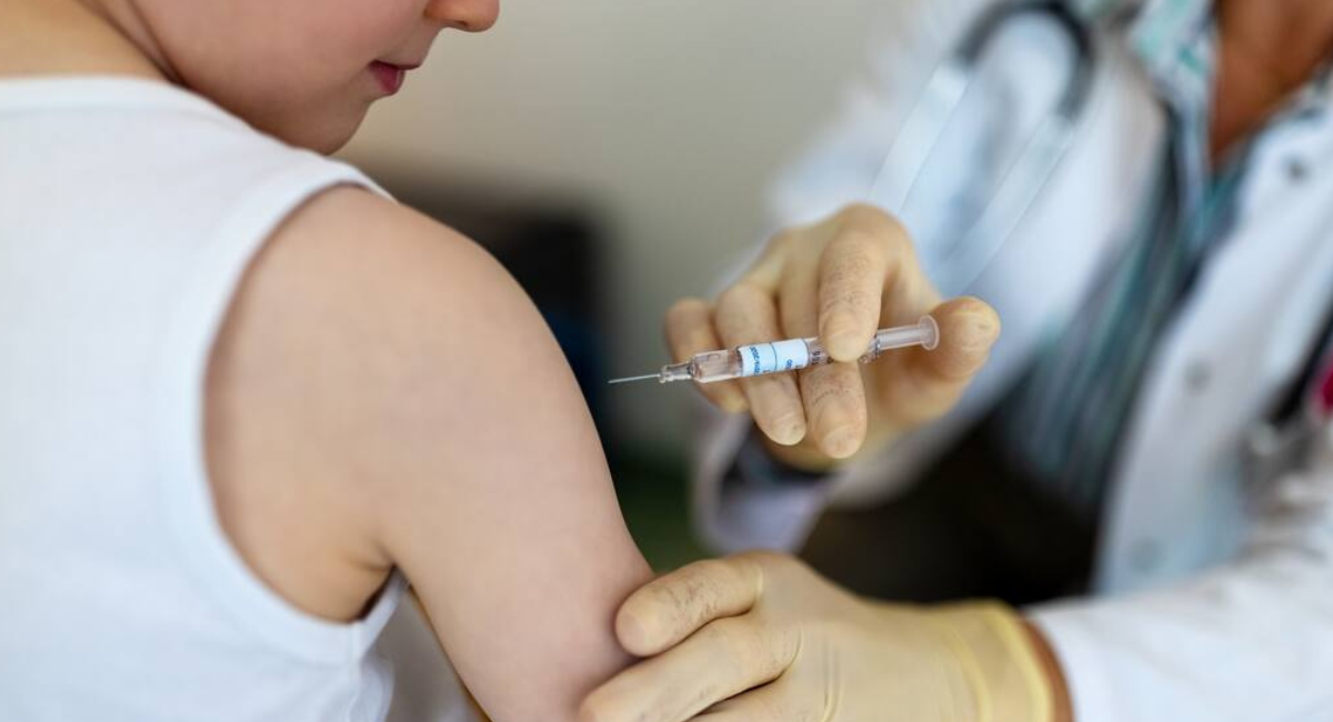 Regreso a clases 2026: ¿Qué vacunas y cuidados médicos necesitan los estudiantes?