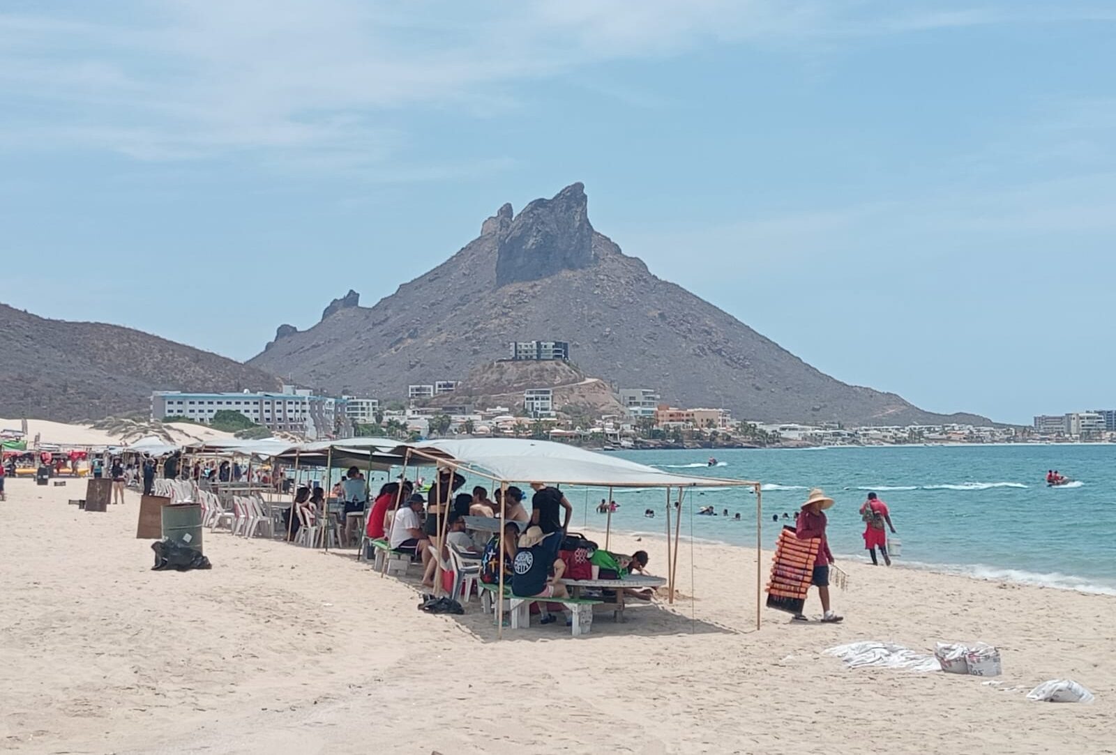 Renta ilegal de carpas en playas de San Carlos es un problema que va al alza