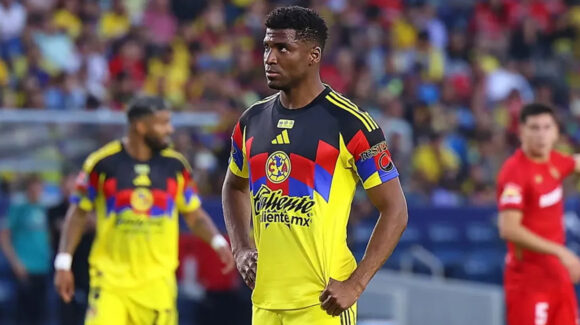 Se complica el panorama para Raúl Zúñiga; visita el quirófano y causa baja del América en el Apertura 2026