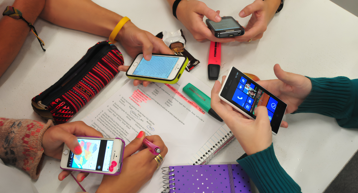 SEP: 81% de docentes avala regular el uso de celulares en las escuelas de México