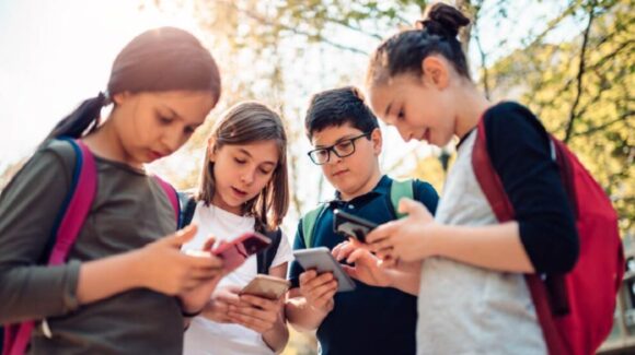 SEP implementa drástica restricción para regular el uso de dispositivos móviles en las escuelas