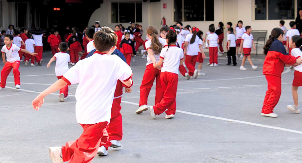 Sheinbaum pide regresar al lápiz y papel en escuelas; reitera veto a celulares en las aulas