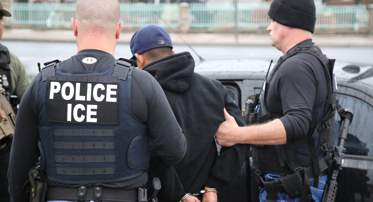 Sheinbaum rechaza uso de guantes eléctricos del ICE contra migrantes en Estados Unidos