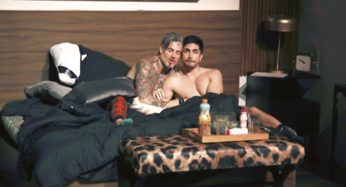 Sian Chong en escena de cama con Adrián Cue